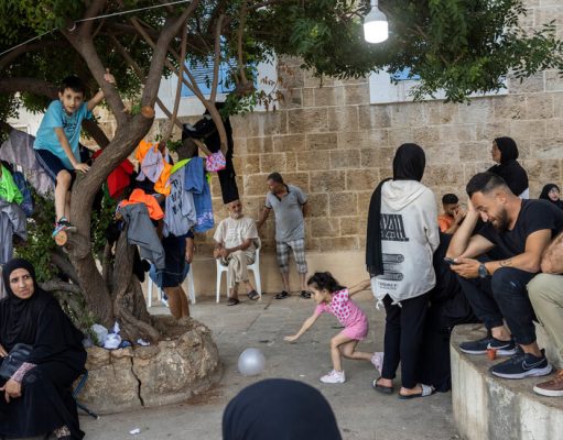 Huyendo de las bombas israelíes, los desplazados buscan seguridad en el Líbano
