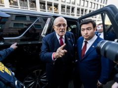 Juez ordena al exabogado de Trump entregar propiedades a trabajadores electorales difamados