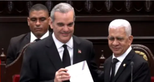 Nueva constitución restringe la reelección del presidente y reduce el número de representantes