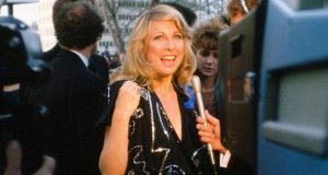 La vida de Teri Garr en fotografías, desde sus mejores papeles hasta su diagnóstico de EM