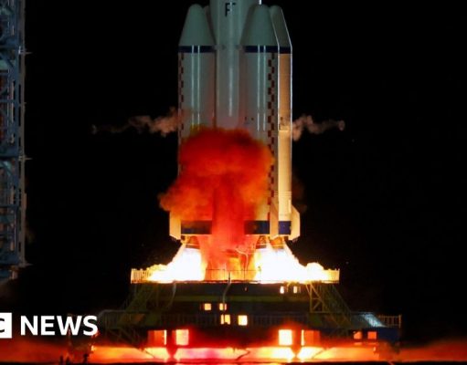 Los astronautas más jóvenes de China despegan desde el desierto de Gobi