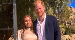 El príncipe Harry aterriza en África tras una breve visita a Gran Bretaña