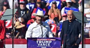 Hombre arrestado en mitin de Trump en California queda en libertad bajo fianza